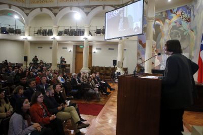 "Sabemos que este sistema debe estar permanentemente sometido a una mejora continua y en contacto con quienes se han expresado sobre eso. El nuevo sistema por sí solo es insuficiente para responder a las desigualdades", añadió la Rectora Devés.