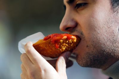 persona comiendo sopailla