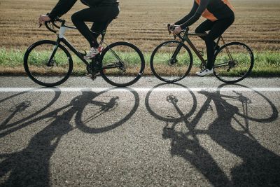 gente en bicicleta