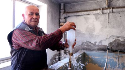 Humberto latín lavando una botella