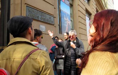 La Facultad de Arquitectura y Urbanismo (FAU) también participó en el Día de Los Patrimonios con un recorrido guiado que partió en el frontis de la Casa Central y avanzó a la Plaza de la Ciudadanía, Paseo Bulnes y finalizó en la Plaza de la Constitución. 