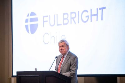 El ministro Van Klaveren, quien fue parte del directorio de la Comisión Fulbright, comentó que el programa “nos ha permitido contribuir como país al avance de la ciencia y la investigación en algunos de los principales centros de conocimiento del mundo”.