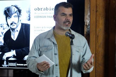 “Para mí es muy importante hablar de mi abuela y mi tío porque ellos han sabido transmutar toda esta energía y convertirla en algo un poco más ‘hermoso’, como esta exposición que es un acto poético por la vida y la memoria”, señaló Cristóbal Arriagada, sobrino de Hernán y Alejadro Parada.