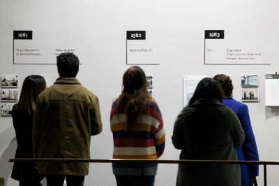 La exposición reúne una serie de imágenes de intervenciones performáticas en la vía pública en la dictadura, que denunciaban la detención y desaparición forzosa de su hermano Alejandro Parada en 1974.