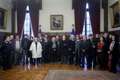 Las y los poetas fueron recibidor por la Rectora Rosa Devés previo al recital.