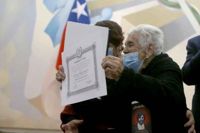 El reconocimiento fue otorgado en esta oportunidad al ex estudiante Luis Omar Mahuida Esquivel, como Profesor de Estado en Inglés, y fue recibido por su madre y hermana.