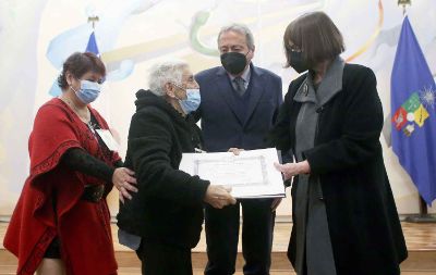 Este viernes 9 se realizó la cuarta entrega de distinciones universitarias de título póstumo y simbólico y de grado académico póstumo y simbólico para estudiantes detenidos/as desaparecidos/as y ejecutados/as políticos/as de la Universidad de Chile.