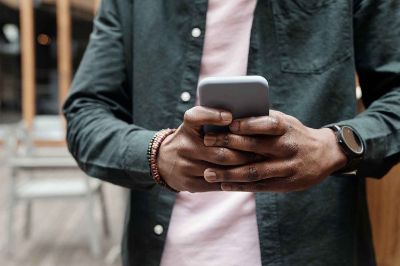 Una de las patologías más comunes, dado el uso excesivo de celular, es la tendinitis de Quervain, afección que se presenta en el costado, por el lado del pulgar a nivel de la muñeca. Es una condición dolorosa por la postura algo viciada de la muñeca.