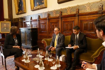 “Es mi primera visita a la Universidad de Chile y hemos tratado varias cosas, entre ellas la cooperación académica, algunas visitas de autoridades y charlas con jóvenes estudiantes", señaló el embajador.