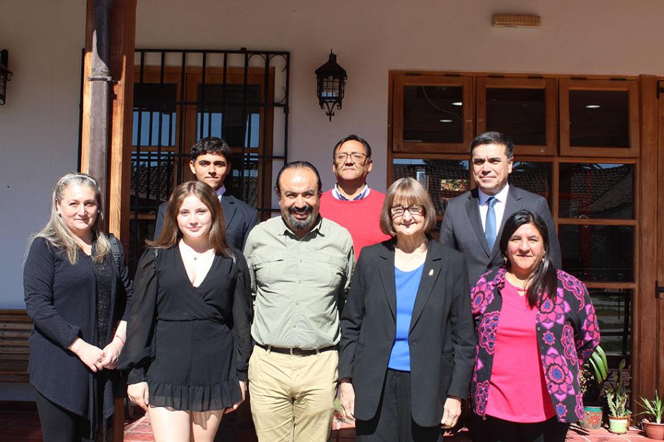 Anterior a la charla, la Rectora asistió a la Municipalidad de Peralillo, donde compartieron diversas experiencias e iniciativas educativas que realiza la Universidad de Chile y el Liceo Bicentenario Víctor Jara, como el trabajo conjunto desarrollado con el Centro de Investigación Avanzada en Educación (CIAE).