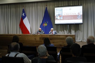 Junto con la entrega de la Medalla Rectoral de la Universidad de Chile, Roberto Savio presentó su libro "Para comprender y cambiar el mundo de hoy", escrito junto a Giuliano Rizzi y adaptado al español por Gustavo González Rodríguez, ex director de la Escuela de Periodismo de la Casa de Bello.