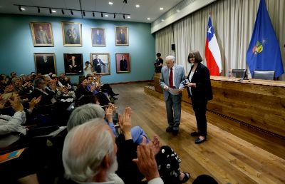 En la ceremonia, la Rectora de la U. de Chile, Rosa Devés expresó que “este homenaje es la expresión del compromiso de esta Universidad con los valores que han guiado su vida profesional y personal, así como con su noble propósito de educar para un futuro sostenible”.