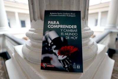 El libro, que en italiano se tituló “Manuale per il cittadino globale”, recorre las problemáticas contemporáneas que involucran a la humanidad y es una invitación a reflexionar sobre los desafíos que enfrenta el mundo actual, como un manual, práctico, ameno y comprensible. La edición en español fue publicada en conjunto por la Universidad de Chile, la Editorial Universitaria y el Fondo de Cultura Económica.