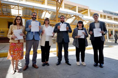 Autoridades de Gobierno, de la Universidad de Chile y de la Escuela Benjamín Vicuña Mackenna se reunieron en dicho local de rendición en la comuna de Santiago.