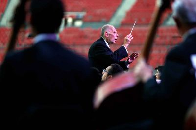 Bajo la batuta del maestro Rodolfo Saglimbeni, la Orquesta Sinfónica Nacional de Chile y el Coro Sinfónico Universidad de Chile deleitaron a miles de asistentes en vivo y en directo desde el coliseo deportivo.