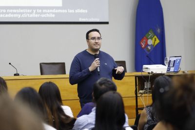 Para que los egresados de la Casa de Bello aprendan a utilizar eficazmente las herramientas de inteligencia artificial al momento de buscar empleo, Alumni UChile realizó el 4 de enero el Taller “"Usando la IA para el desarrollo laboral". En la actividad participaron más de 60 ex alumnos de distintas carreras.