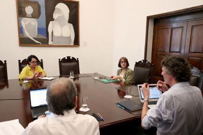 El jurado fue presidido por la Rectora Rosa Devés e integrado por el vicerrector de Asuntos Académicos, Claudio Pastenes, y por la última galardonada, la profesora Nury González.