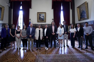 Luego de la reunión, la Rectora Devés destacó que la visita de la máxima autoridad de la U. de Heidelberg "permitirá profundizar los ya importantes vínculos académicos que mantienen nuestras universidades en distintos ámbitos disciplinares".