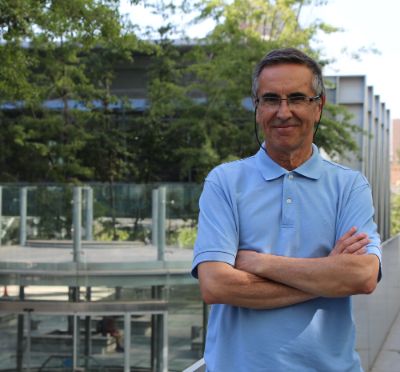 Juan Álvarez, profesor del Departamento de Ciencias de la Computación de la Facultad de Ciencias Físicas y Matemáticas de la Universidad de Chile.