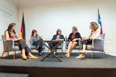 En su visita, la Rectora Melchior y la Rectora Devés participaron del conversario "Mujeres en la Ciencia", organizado por el HCLA. En la instancia también estuvieron presentes Chrstina Peters, directora de la Oficina de la DFG en América Latina, y Mariane Krause, decana de la Facultad de Ciencias Sociales de la PUC.