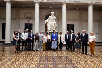 "Es importante sostener estos lazos en el tiempo, porque hoy el conocimiento se produce de manera global y debe atender los desafíos que se nos presentan en el planeta", sostuvo la Rectora Rosa Devés tras la reunión con la delegación de la U. de Groningen.