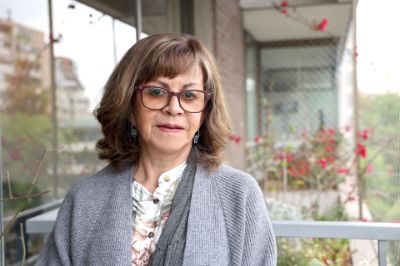 La profesora Varas asumió como directora del DEMRE en 2015, luego de una amplia trayectoria en la Universidad de Chile, la que se inició en sus aulas: estudió Ingeniería Civil Matemática (1976). 