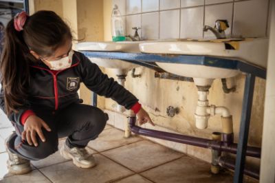 En algunas escuelas rurales, el agua gris que proviene de los lavamanos se usa para regar plantaciones de árboles frutales.