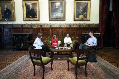 El jurado fue presidido por la Rectora de la Universidad de Chile, Rosa Devés, e integrado por el vicerrector de Asuntos Académicos, Claudio Pastenes, y por la última galardonada, la profesora Leonor Varas.