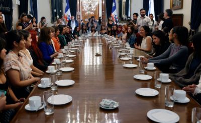 Las estudiantes compartieron con las ministras Etcheverry, Orellana y López, además del ministro Cataldo.