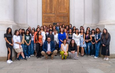 Para celebrar este hito, un grupo de futuras estudiantes llegó hasta La Moneda este jueves, donde fueron recibidas por autoridades de Gobierno y de las universidades públicas