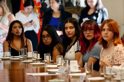 En la instancia, que se realizó en el Salón O’Higgins del Palacio de Gobierno, las futuras estudiantes –que provienen de distintas comunas de la Región Metropolitana–, dialogaron con las autoridades sobre la importancia de la disminución de la brecha de género y la participación de mujeres en estas áreas de estudio. 