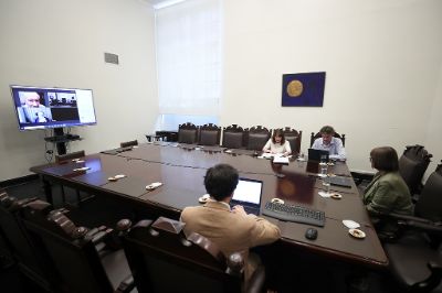 El jurado decidió otorgar la Distinción Medalla Rector Juvenal Hernández Jaque 2024 a las académicas Mónica Rubio y María Teresa Infante, en las menciones “Ciencia y Tecnología”, y “Artes, Letras y Humanidades”, respectivamente.