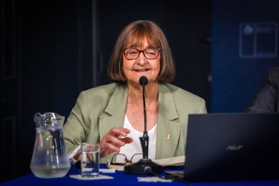 "La PAES no es solo una puerta de acceso, sino que tiene mucho que ver con el éxito académico posterior. Tiene que ser capaz de informar para que después en la universidad podamos acompañar ese desempeño de los y las estudiantes. Eso lo hemos aprendido a hacer en las últimas décadas, con un compromiso mucho mayor con la equidad e inclusión, pero donde todavía tenemos que trabajar más”, destacó la Rectora Devés.