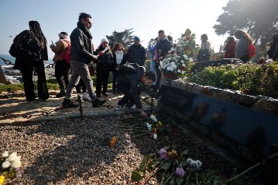 Finalizado el encuentro, las y los asistentes depositaron flores en la tumba del poeta.