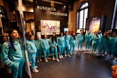 El pasado 4 de julio, cerca de 40 jugadoras del primer equipo profesional de la “U” visitaron la Casa Central de la institución, instancia donde estuvo presente la Rectora de la Universidad de Chile, Rosa Devés. Entre las futbolistas se encontraban Llanka Groff, estudiante de la Facultad de Economía y Negocios de la Casa de Bello, y Daniela Zamora y Natalia Campos, egresadas de la misma unidad.