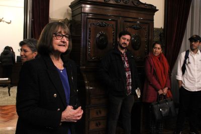 Luego del seminario, una delegación de más de 40 personas invitadas al encuentro realizaron un recorrido por lugares icónicos de la Región Metropolitana, entre los que estaban la Casa Central de la Universidad de Chile, donde pudieron compartir con la Rectora Rosa Devés.