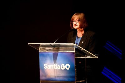 "La cooperación implica justamente una oportunidad, se trata de aunar fuerzas, voluntades y responsabilidades para orientar las acciones hacia la consecución de metas comunes. Las universidades tenemos allí una enorme responsabilidad en diversos planos", destacó la Rectora Devés en la apertura del seminario.