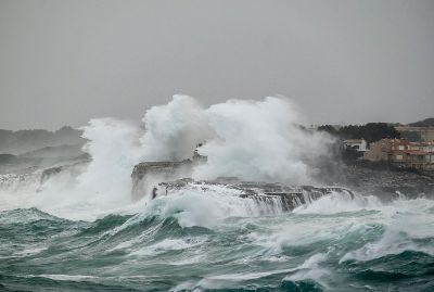 Con su extensa costa, y gracias a la ubicación geográfica, Chile ha experimentado a lo largo de su historia grandes tsunamis, como el ocurrido en Valdivia en 1960 y el del 27 de febrero de 2010 en la zona centro - sur. 