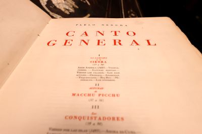 Libro Canto general , poemario de Pablo Neruda, ilustrado por los pintores mexicanos Diego Rivera y David Siqueiros, en la actualidad existen pocas copias, una de ellas se encuentra en el Archivo Central Andrés Bello producto de la donación.