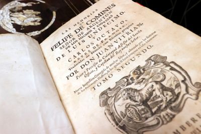 Las memorias de Felipe de Comines, Señor Argenton: las cuales contienen los hechos y empresas de Luis Undécimo y Carlos Octavio, reyes de Francia , por Juan Vitrian. Libro del siglo XVIII con una encuadernación en pergamino y una costura original.