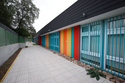 En el marco del convenio de colaboración firmado entre nuestra casa de estudios y la Junji, en 2018 se inauguró el Jardín Infantil “Nietos de Bello”, en el Campus Beauchef, y en 2021 el Jardín “Akün Karü”, en Juan Gómez Millas. 