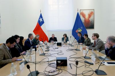 Junto a la Rectora Devés, en el encuentro estuvieron presentes los profesores y autoridades académicas Claudio Pastenes, Alicia Salomone, Robert Frederick, Andrés Bórquez, Pablo Kogan y Carlos Rilling.