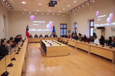 La primera reunión se realizó en la Sala Valentín Letelier de Casa Central de la Universidad de Chile y fue encabezada por la Rectora Rosa Devés.