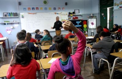 La literatura revisada enfatiza las diversas formas en las que los estereotipos de género permean los procesos educativos, y tienen efectos en los resultados y trayectorias de las y los estudiantes. 