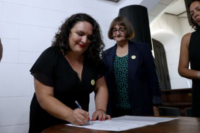 La docente cuenta con el grado de Magíster en Educación de la Universidad de Chile y una vasta experiencia en comunidades escolares, formación inicial y género.