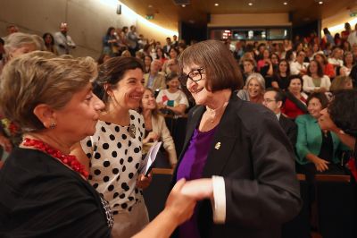 La Rectora Devés recibió el galardón de manos de la ministra de Ciencia, Tecnología, Conocimiento e Innovación, Aisén Etcheverry, y de la directora de ComunidadMujer, Adriana Valdés. 