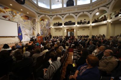  Participaron de estos encuentros decanos y decanas, senadoras y senadores universitarios y representantes de las unidades de origen de las y los trabajadores homenajeados, además de la Prorrectora Alejandra Mizala, la Contralora Magdalena Gandolfo, el Vicerrector de Asuntos Académicos, Claudio Pastenes, y la Vicerrectora de Extensión y Comunicaciones, Pilar Barba. 