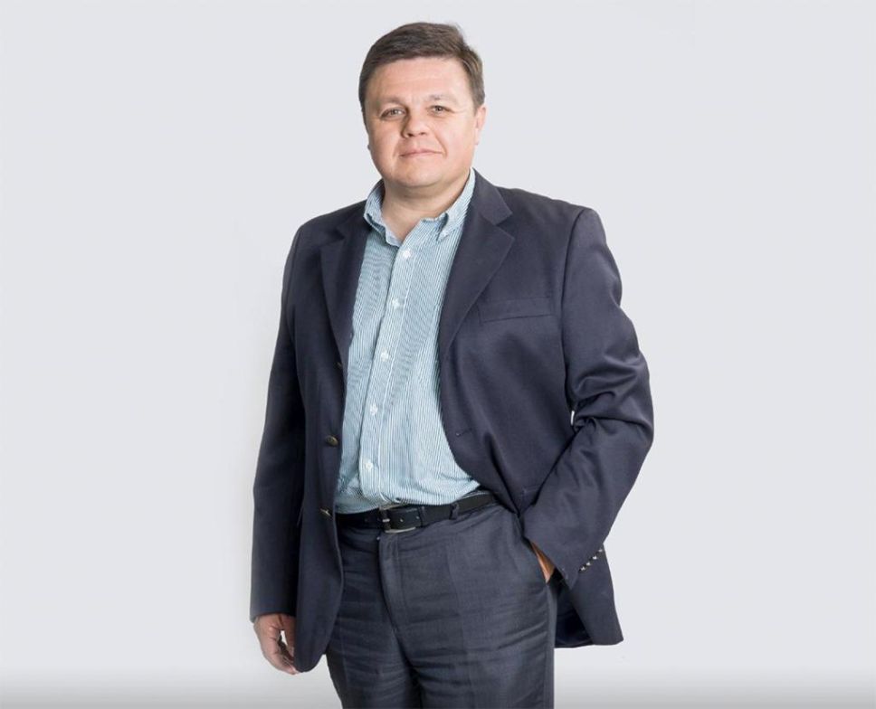 "Estamos enfrentando un escenario de riesgo, con mayor inflación y aumento en las tasas de interés. Esto podría trasladarse directamente a los precios de exportación", advierte Jorge Berríos, director del Diplomado en Finanzas de la FEN UChile.