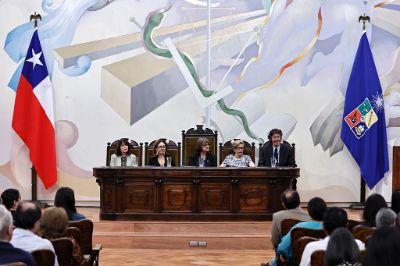 La ceremonia fue realizada en el Salón de Honor de Casa Central y contó con la presencia de familiares, autoridades, académicas y académicos del plantel.