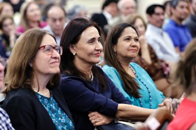 Asistieron a la ceremonia autoridades universitarias, miembros de la comunidad Uchile, familiares y colegas de la profesora Beatrice, provenientes principalmente del CIAE, del IE y de la Facultad de Ciencias Sociales.